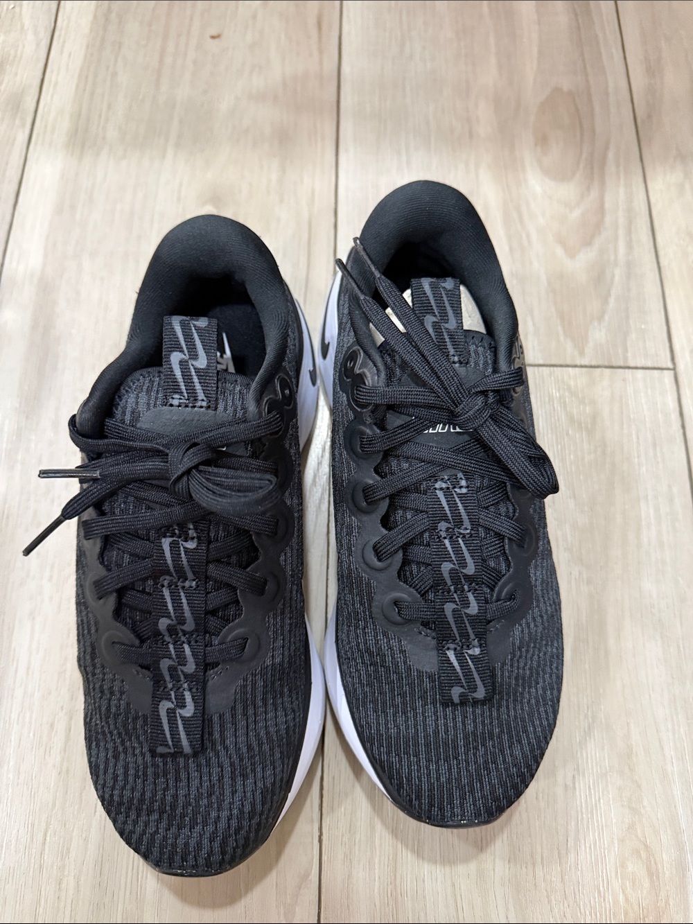 Nike Men’s Black and White Wave-Soled Running Shoes - Picture 4 of 7